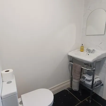 Apartment-sleeps2-parking-garden-patio *