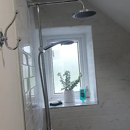 Apartment-sleeps2-parking-garden-patio 아파트 캐슬아일랜드