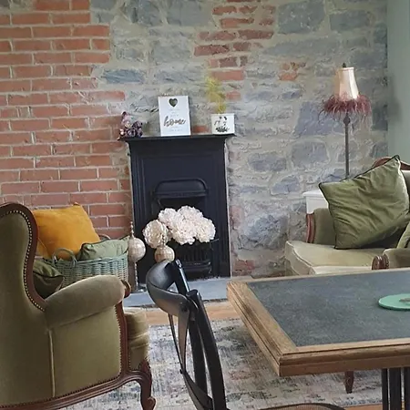 Apartment-sleeps2-parking-garden-patio *